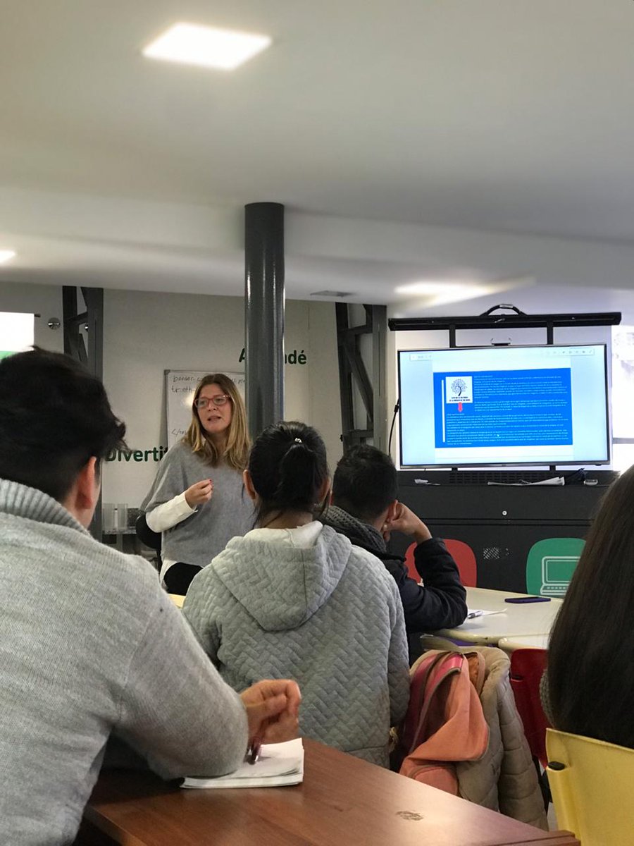 CDRCba's tweet photo. Técnicas del #CDRCba en #CasaDelFuturoCba capacitan a adolescentes para iniciarse en la fotografía a través de clases lúdicas, ejercicios prácticos pensados en la estimulación creativa, conocimientos de composición e iluminación cuyo objetivo final es una producción del grupo📸 https://t.co/x5GAJgVDlC