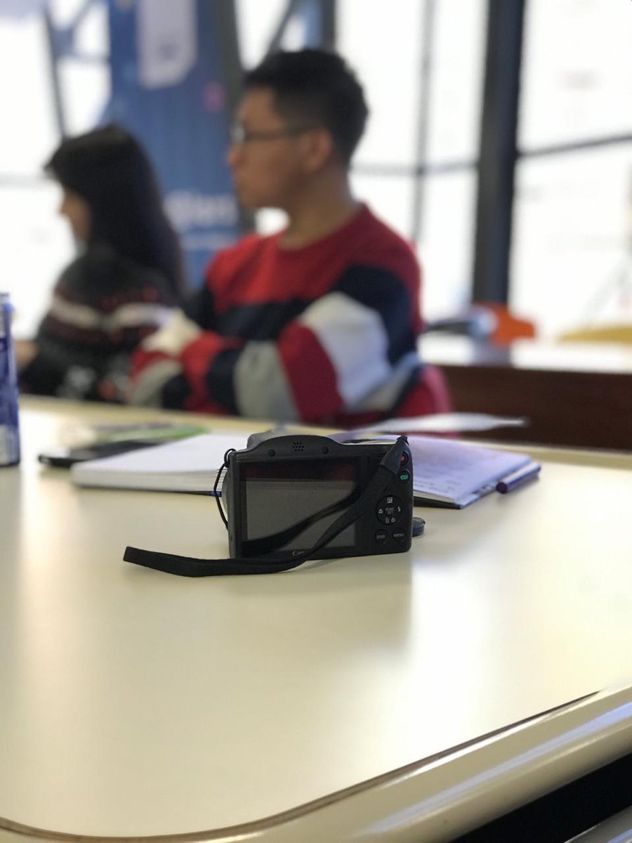 CDRCba's tweet photo. Técnicas del #CDRCba en #CasaDelFuturoCba capacitan a adolescentes para iniciarse en la fotografía a través de clases lúdicas, ejercicios prácticos pensados en la estimulación creativa, conocimientos de composición e iluminación cuyo objetivo final es una producción del grupo📸 https://t.co/x5GAJgVDlC