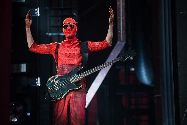 Rammstein_Fr's tweet photo. 🇬🇧 Oli was in red again in Prague 🔥
🇨🇵 Oli de nouveau en rouge à Prague 👌🏻🔥
#rammstein #oliver #riedel #oliverriedel #oli #bass #bassist #playing #live #scene #concert #prague #red #fullred #outfit #stadiumtour #rammsteinfrance #crazy #legend #awesom… https://t.co/3XtzUk2HHp https://t.co/1AWoVCu970