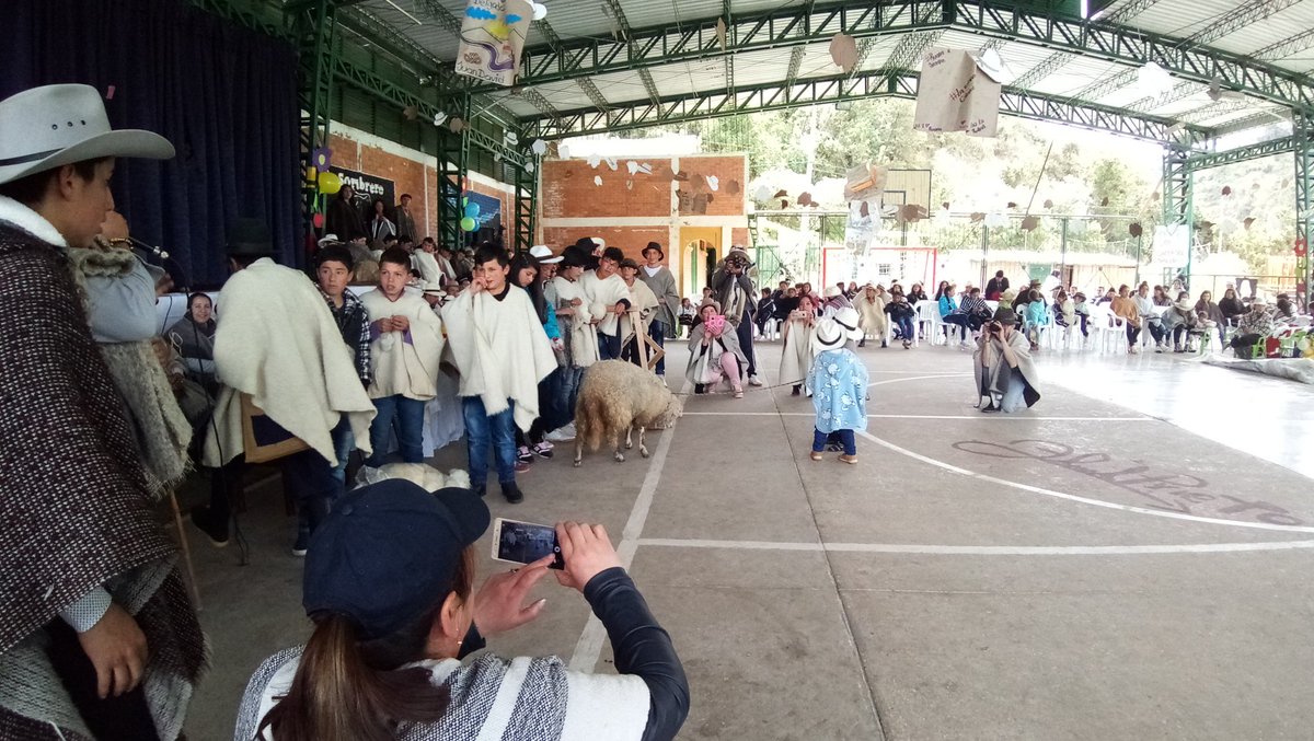 LORENAHESSE's tweet photo. A esta hora estamos con el programa Nidos, Biblored y Civinautas del IDPC en la vereda La Unión en Sumapaz, en la celebración del día de la ruana y el sombrero del colegio Juan de la Cruz Varela. @CulturaenBta @idpc @BibloRedBogota #CiudadParaLaCultura #MovidaLocal https://t.co/bqqONjPrkb