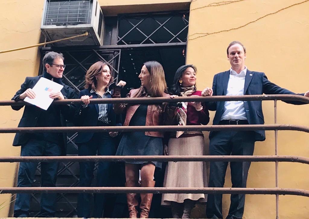 CHPropietario's tweet photo. Subsecretaria @alebravoh junto al ministro @FelipeWard la vocera de Gobierno @ceciperez1 y la seremi @MagalyRomeroE participaron en la entrega de uinmueble a la Fundación @paralaconfianza que atiende a niños y adolescentes víctimas de abuso.
✅ #ChileEnMarcha 🇨🇱 @sebastianpinera https://t.co/m2fRz1pU5a