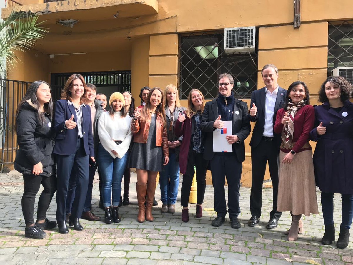 CHPropietario's tweet photo. Subsecretaria @alebravoh junto al ministro @FelipeWard la vocera de Gobierno @ceciperez1 y la seremi @MagalyRomeroE participaron en la entrega de uinmueble a la Fundación @paralaconfianza que atiende a niños y adolescentes víctimas de abuso.
✅ #ChileEnMarcha 🇨🇱 @sebastianpinera https://t.co/m2fRz1pU5a