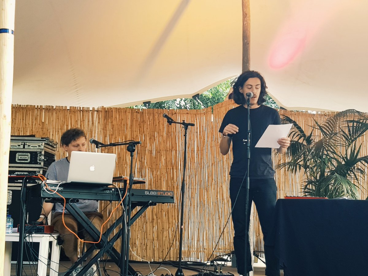 3voor12gld's tweet photo. Dag 5 van de Vierdaagsefeesten. We zijn alweer begonnen op ons 3voor12 Gelderland-podium met de ambient spoken word van Benji. #4df19 #valkhoffestival https://t.co/VXimerq0a3