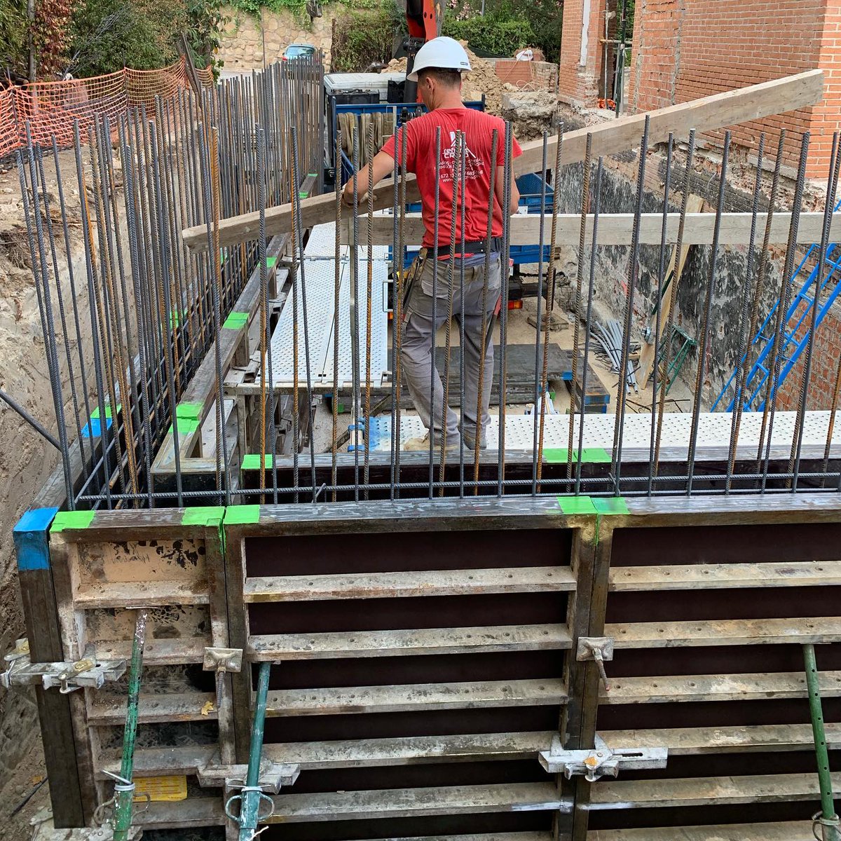 EstudioCrisadi's tweet photo. Demolición y estructura , reforma de chalet en La Moraleja ! No dudes en solicitar tu presupuesto ! Te ayudamos en cualquier consulta que tengas.  https://t.co/XCOop3jCWz  #reformasintegrales #estudiocrisadi #reformascrisadi #estructurasdehormigon #encofrados #construccionnueva https://t.co/MGAqOc2SVR