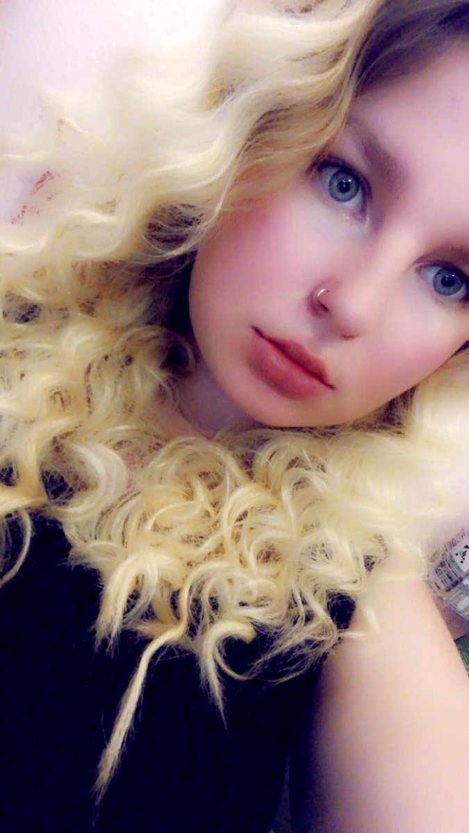 herrin_luci's tweet photo. Anlässlich meines Geburtstages melde ich mich mal wieder bei euch ihr Fotzen. Also los schickt Geld, Gutscheine usw.. 💸 https://t.co/ZWLFVe2be2