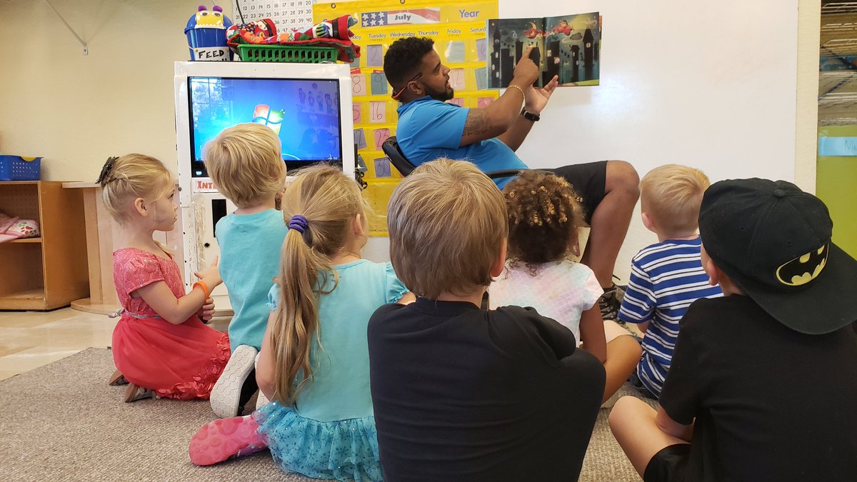 shiloh_burger's tweet photo. Charlotte harbor #SKY @ymca enjoying the day with airplanes, flying, and learning. The #engement level is wonderful to watch! @SuncoastCGLR @readingby3rd #SummerRC2019 #SummerLearning #summergain https://t.co/bBeGdZcSUz