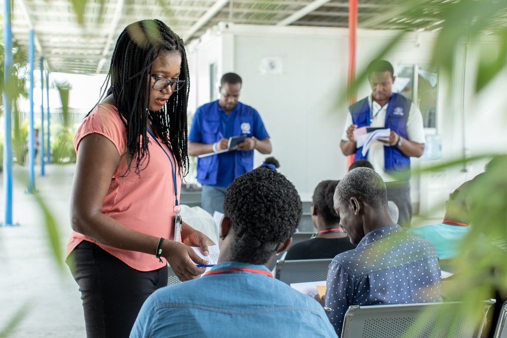 IOMHaiti's tweet image. ✏️ Veiller à ce que les bénéficiaires soient guidés et bien informés sur les voies de migration sûres chaque jour.

📍Centre de Réception des Demandes de Visas pour le Chili en #Haïti

#RegularMigration 
#MigrationRégulière 
#IOMHaiti