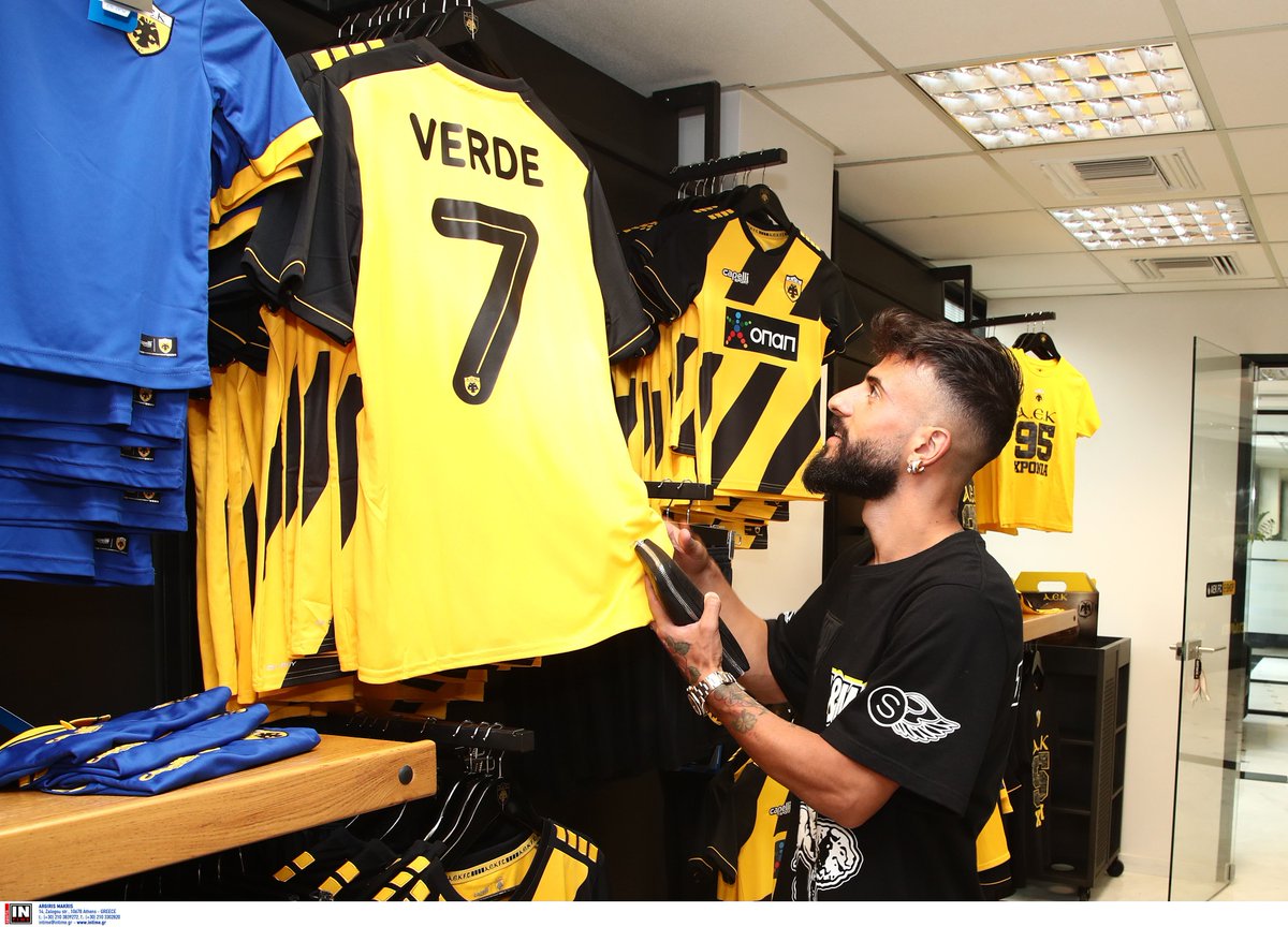 AEK_FC_OFFICIAL's tweet photo. Την είδε, του άρεσε, την πήρε, την φόρεσε και φίλησε το ιερό έμβλημα της κιτρινόμαυρης φανέλας!
#aekfc #aekfctransfers2019 #aekfc2019_20 #verde7 #aekfamily https://t.co/49Jy4szFNT