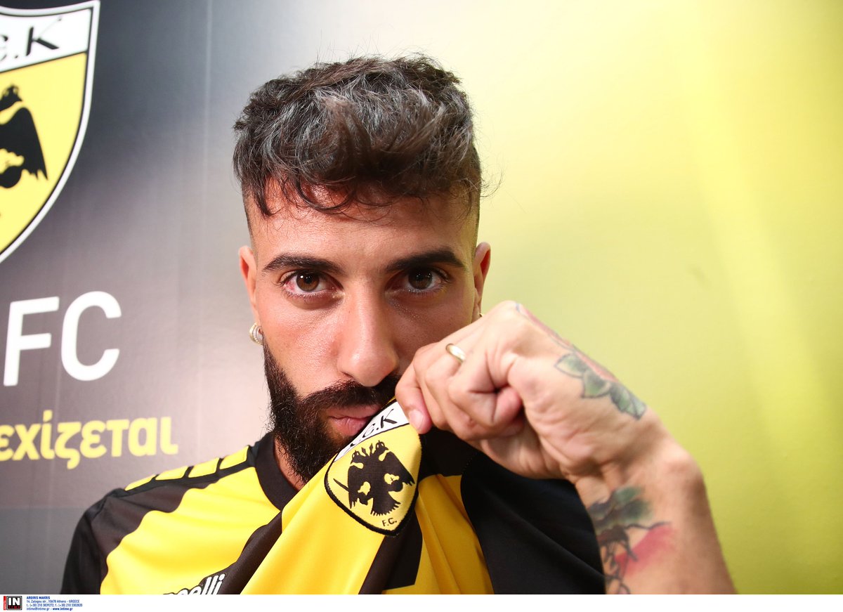 AEK_FC_OFFICIAL's tweet photo. Την είδε, του άρεσε, την πήρε, την φόρεσε και φίλησε το ιερό έμβλημα της κιτρινόμαυρης φανέλας!
#aekfc #aekfctransfers2019 #aekfc2019_20 #verde7 #aekfamily https://t.co/49Jy4szFNT