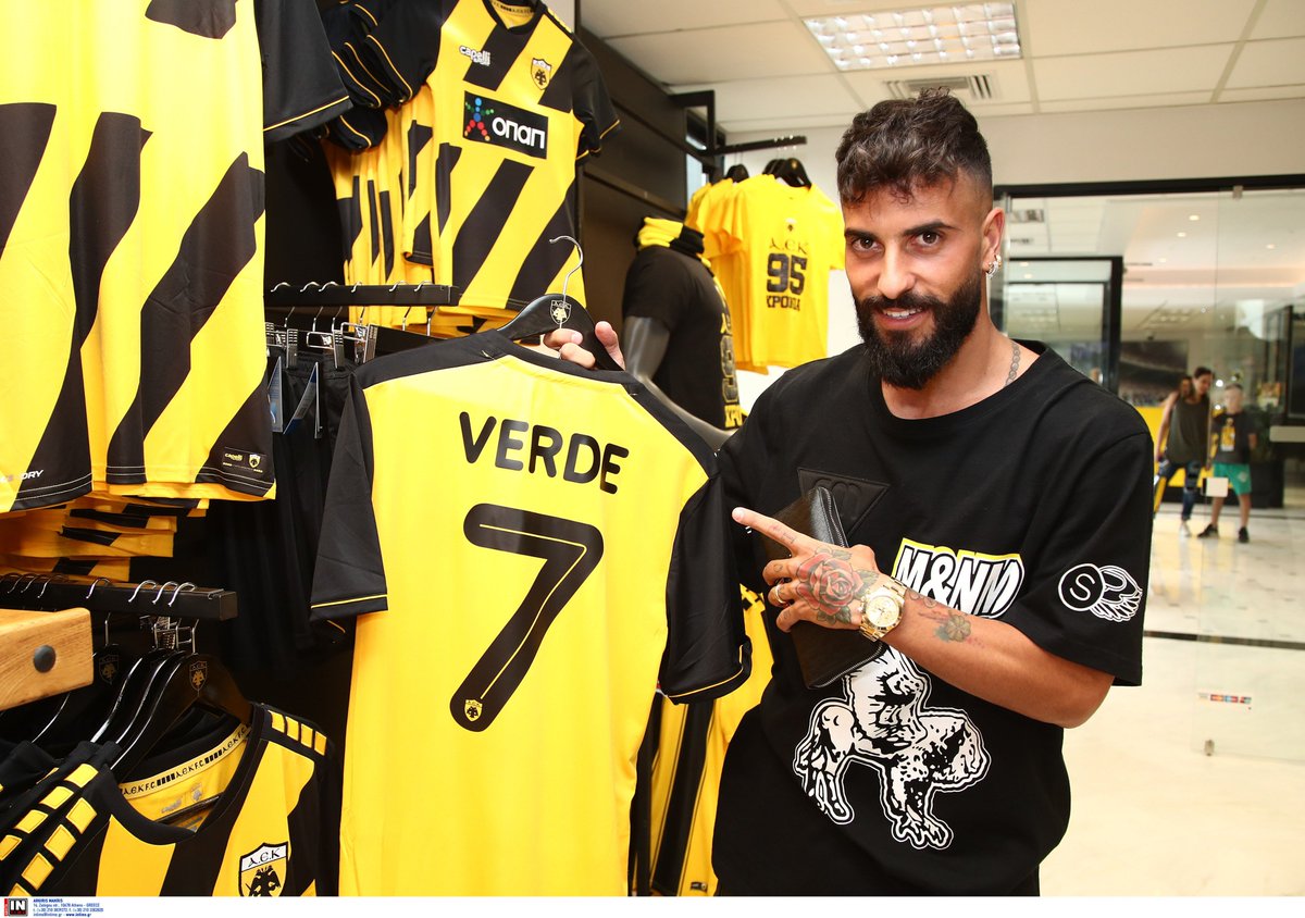 AEK_FC_OFFICIAL's tweet photo. Την είδε, του άρεσε, την πήρε, την φόρεσε και φίλησε το ιερό έμβλημα της κιτρινόμαυρης φανέλας!
#aekfc #aekfctransfers2019 #aekfc2019_20 #verde7 #aekfamily https://t.co/49Jy4szFNT