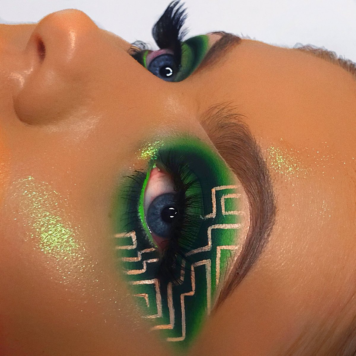 🕷 makeup.lois tweet media