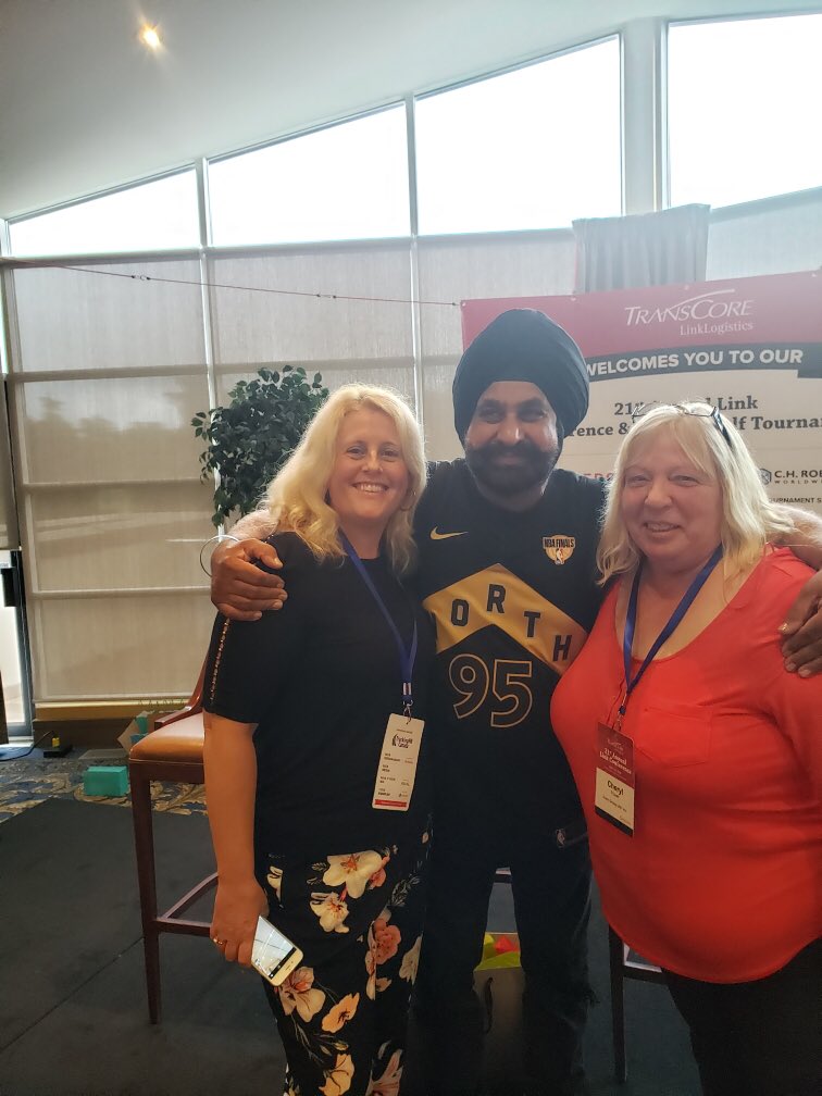 deltanualpha's tweet image. Thanks Nav for being a wonderful speaker today.  The Delta ladies really enjoyed meeting you. A real superfan &amp;amp; super person. #luckyus #embracediversity #linkconference