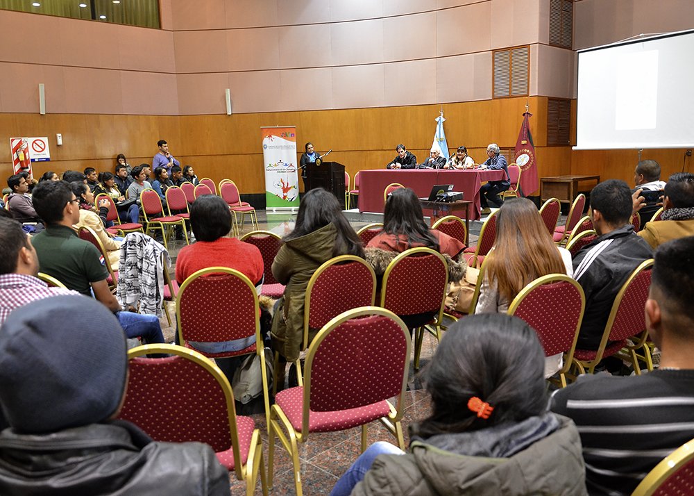 #BuenMiércoles Jóvenes de Argentina, Bolivia y Paraguay buscan en #Salta consensos para temas regionales, en el II Encuentro del Gran Chaco Americano. El ministro López Arias los animó a seguir trabajando en conjunto y a tomar el protagonismo. 
👉bit.ly/2GgmSax