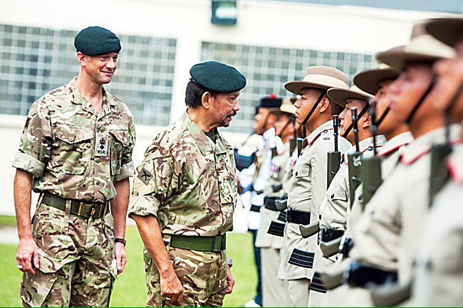 Hamid Gurkha Panjat Rasa Syukur Akhirnya Terima Bantuan Makanan Kelimerah