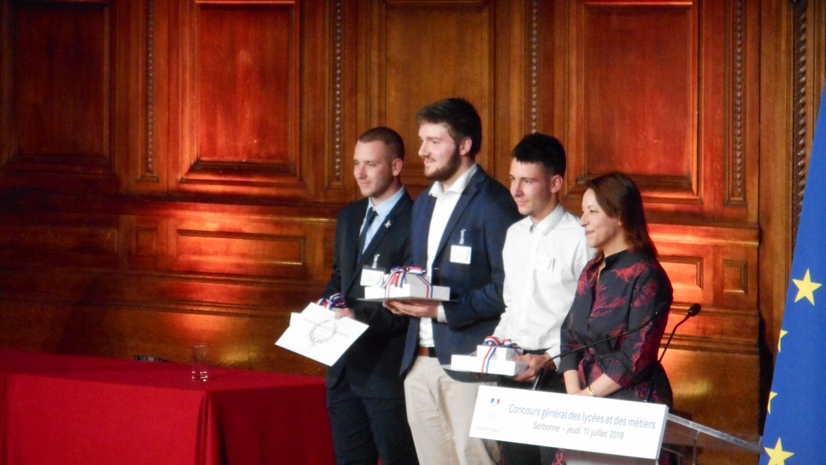 CmqAeroPoitiers's tweet photo. BRAVO!! à PAUL SARDET Élève de Terminale Bac pro Plasturgie-Composites @CmqAeroPoitiers au lycée Marcel Dassault #Rochefort vient de remporter le 1er Prix au Concours Général des Lycées et des Métiers. Prix remis en présence de M. le Ministre de l'Education Nationale @acpoitiers https://t.co/K7tHC7fMn0