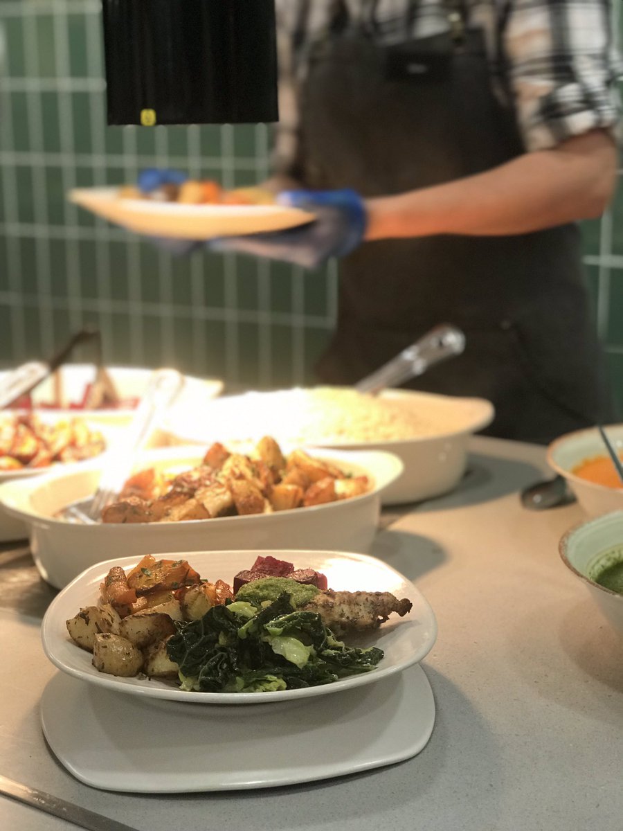 wasteknotuk's tweet photo. The very talented @greg_olszewski1 made some outstanding dishes from the rescued veg which flew off the shelves in record time!! Delicious, nutritious and with a good dose of social responsibility thrown in for good measure. @BNPParibasUK @chefsimms @Frais10HA @RA_Food https://t.co/NyEFEiyMYT