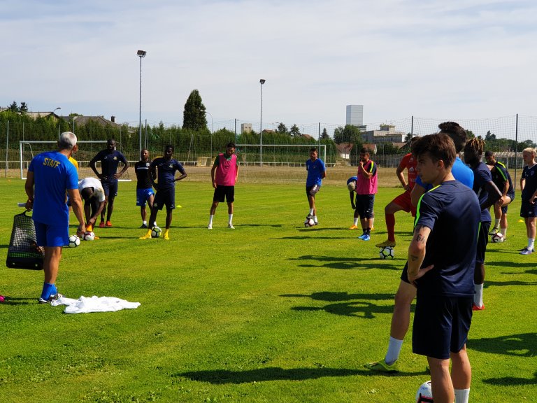 FCGueugnon_Off's tweet photo. ⚽️ Reprise des entraînements ! 🥇
Les forgerons ont repris l’entraînement ce mardi 16 juillet ! Après une séance physique hier à #Clessy, le groupe gueugnonnais a retrouvé le chemin des terrains ce matin.
📸 https://t.co/Yl2w5MGlHt #N3BFC https://t.co/QX94tS5OUI
