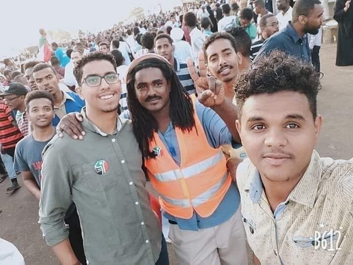 a7medmajzob's tweet image. عارفين الفي الصورة دا منو؟ (ابشعر)

دا الشهيد/ الوسيلة النادر 💙
من سكان: الحاج يوسف.
في الحلة مسمنو زعيم الثورة 💙
عمرو ما فايت ال 30 سنة، أبو لـ بتين أكبر وحده عمرها 3 سنوات.
من فوارس الحله زول معروف دمو حار وشهم وبساعد اي زول محتاج لمساعده، بتشوفو بخدم في اي محل.