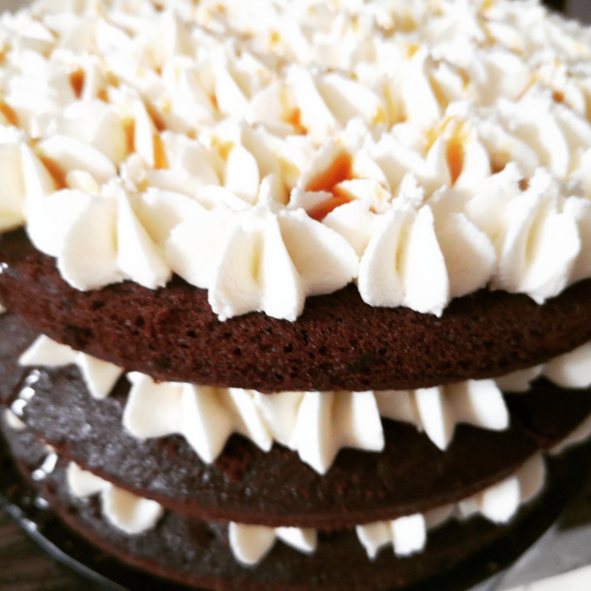 ethicake's tweet photo. Caramel cake. Not salted...just caramel 😋
#vegancakes #veganchocolatecake #vegancaramel #notsalted #triplelayercake https://t.co/AIKNXHdwpZ