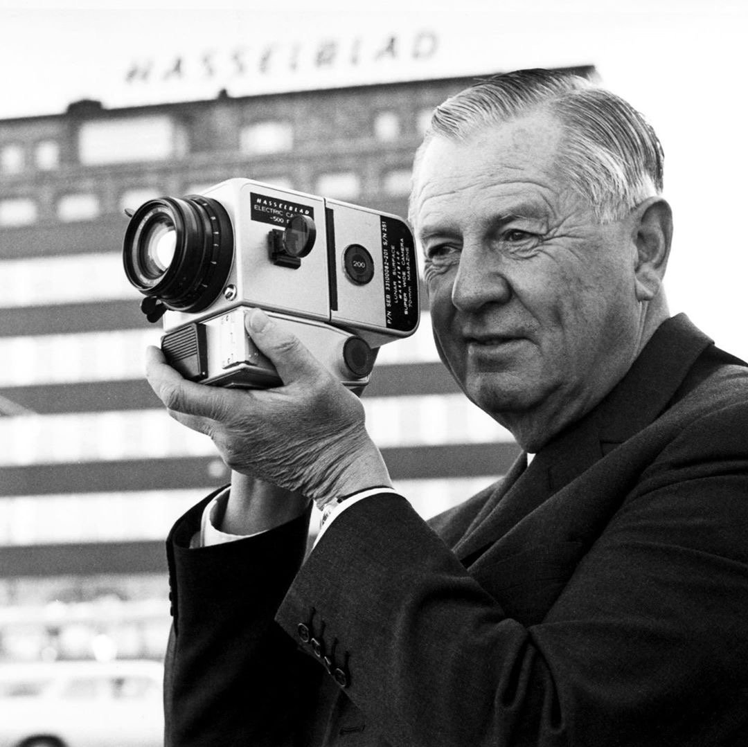 Hasselblad's tweet photo. Victor Hasselblad poses with a Hasselblad Data Camera (HDC) outside of Hasselblad Headquarters in Gothenburg, Sweden.
Stay tuned, sign up for our next steps: https://t.co/b6BN4sKcSt
#HasselbladinSpace #Hasselblad #CreatetoInspire #SpaceCameras #Apollo50 #Apollo11 https://t.co/M2N5fVkN6C