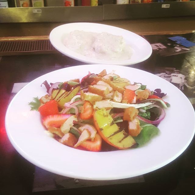 jhowardscafe's tweet photo. Crispy Chicken with Grilled Peaches and Fresh Strawberries...... Biscuits n Gravy.... https://t.co/a3A1zE7Isr