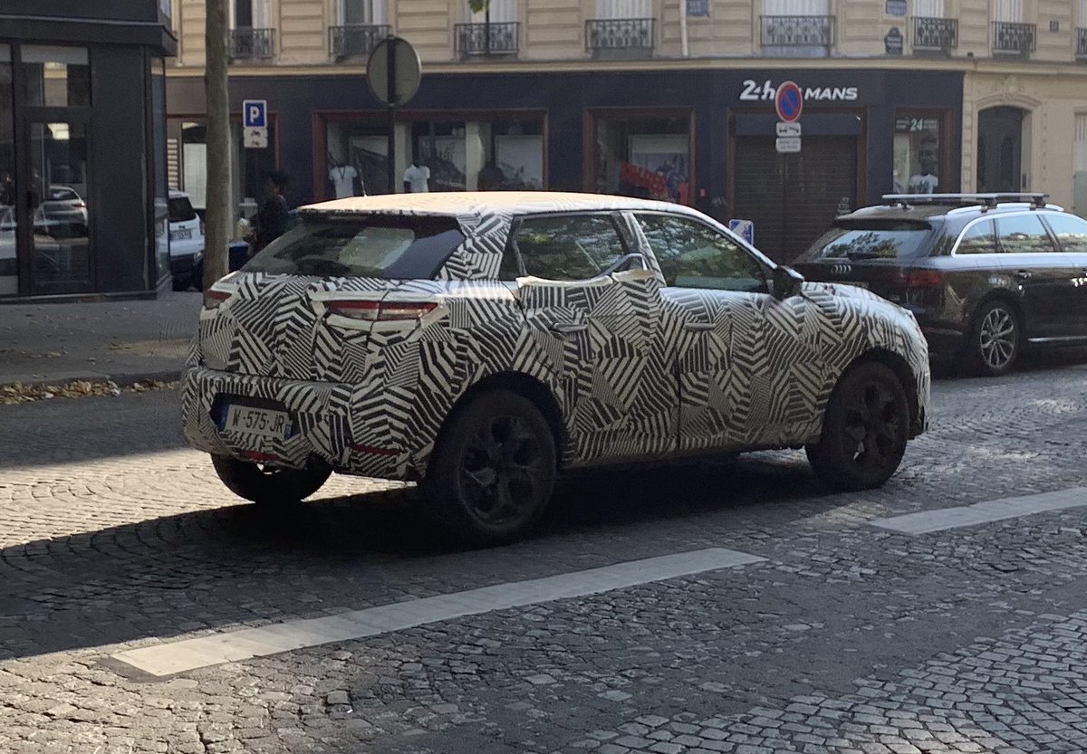 Gil_Antoine's tweet photo. On dirait une DS3 Crossback... mais pourquoi la camoufler ?! Je crois que j’ai besoin d’un œil d’expert !
@LAutomobileMag @AutoJournalMag @AutoPlusMag un avis ?

📸 blvd Haussman, Paris 9

#Citroen #DS #ds3 #ds3crossback https://t.co/uIZPYTIYeK
