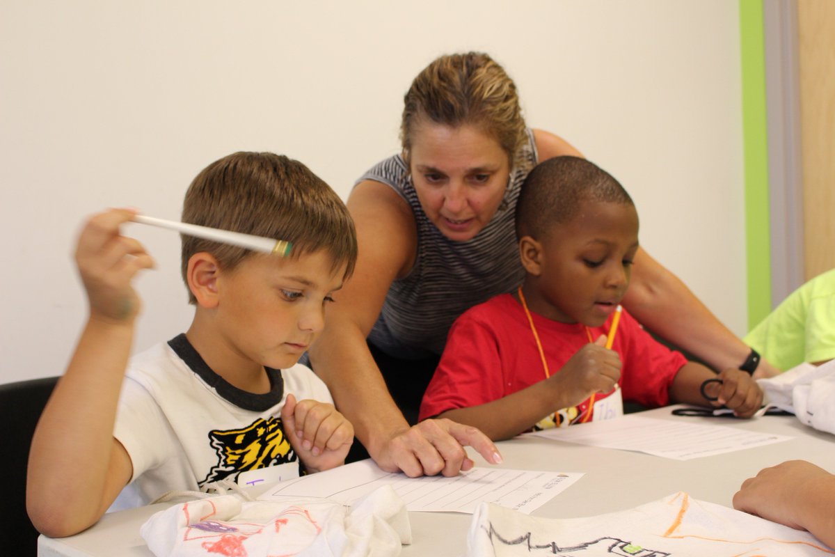 ccsd89's tweet photo. Thank you to our friends at the @GlenEllynPL for hosting CCSD 89 for the Bus to Books program this summer! Dozens of students caught the bus in their neighborhood with @PVlibrarian and Mary Krajcir, then headed to the library to check out books and make crafts! #89empowers https://t.co/wp4hV8Ktd7