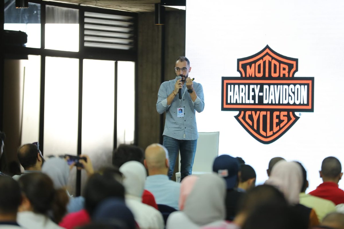 TheGrEEKCampus's tweet photo. Muhamed Nagi, co-founder of @AlMaqarr discussing the importance of brand persona. #TheGrEEKcampus #SMDay2019 #SMDayEgypt https://t.co/Pa3YTP8CzP