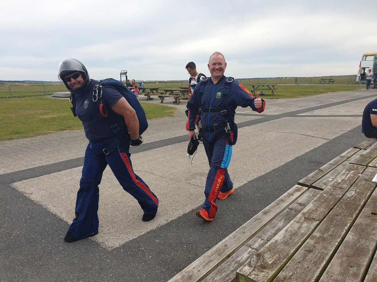 19_Bty's tweet photo. Our Battery Commander, Major Punter served his last day in 19 (Gibraltar 1779-1783) Battery.  As a surprise, the Officers and Seniors organised a skydive for him as a thank you for all he has done for the Bty. #skydive #gibrocks #ourleader @26Regiment_RA https://t.co/nUlF06j54D