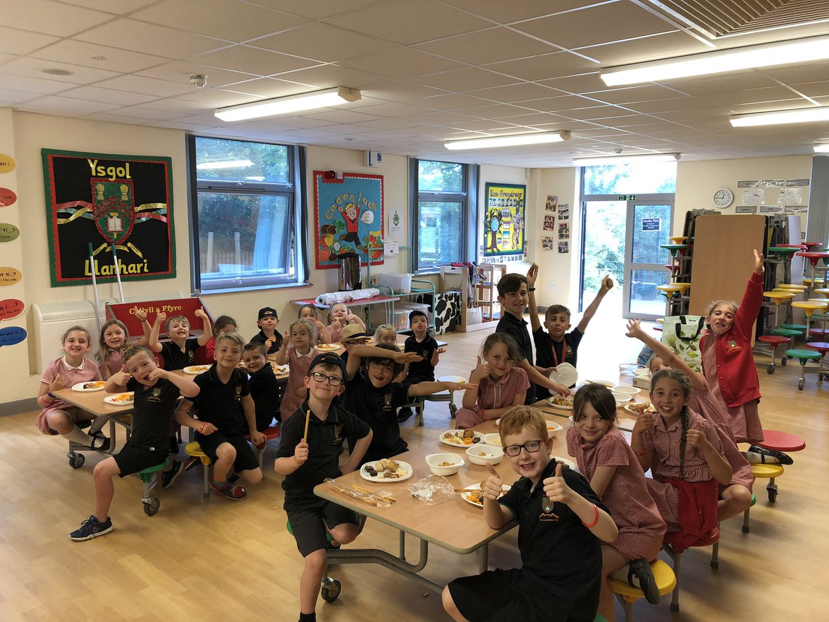carcollanhari's tweet photo. Joio bwyd parti! Enjoying party food! https://t.co/ocBGSVVpLY