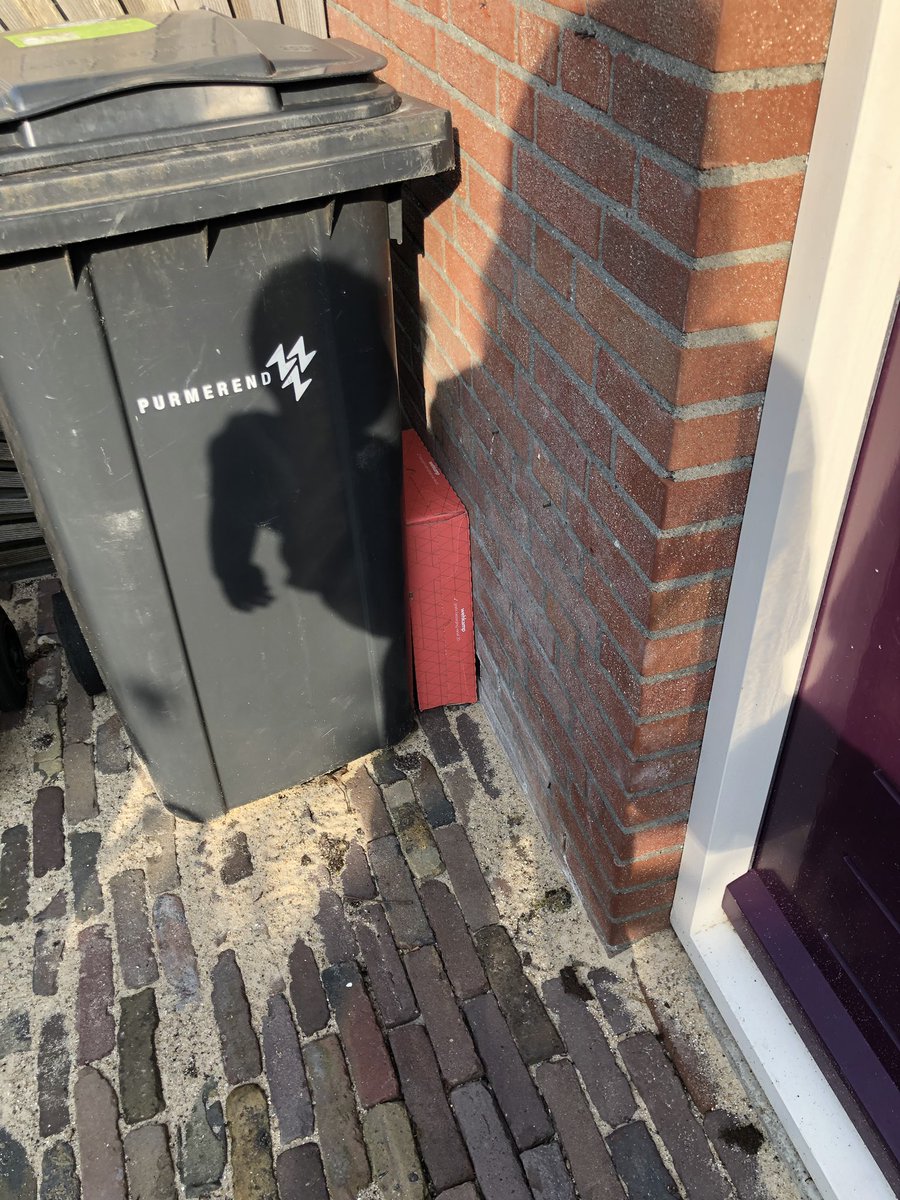 lottedejongh89's tweet photo. Per toeval erachter komen dat je pakketje is geleverd🤦🏼‍♀️ Geen briefje of niks achtergelaten.. Is @DHLNL m’n klacht van vorige maand alweer vergeten? @wehkamp, ze hebben ‘m dit keer iig wel geleverd..👀 https://t.co/bapm8Py3PS
