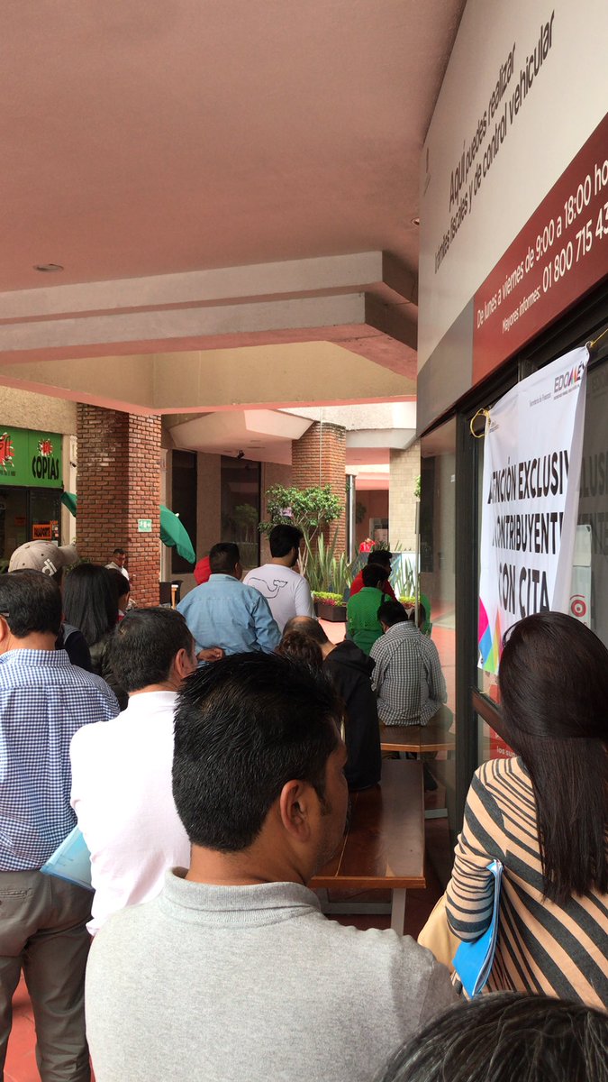 andreshergon's tweet photo. @EnriqueVargasdV increíble la fila para solo pedir información para un trámite. Sólo una persona atendiendo. https://t.co/Jq3tgJWDCA