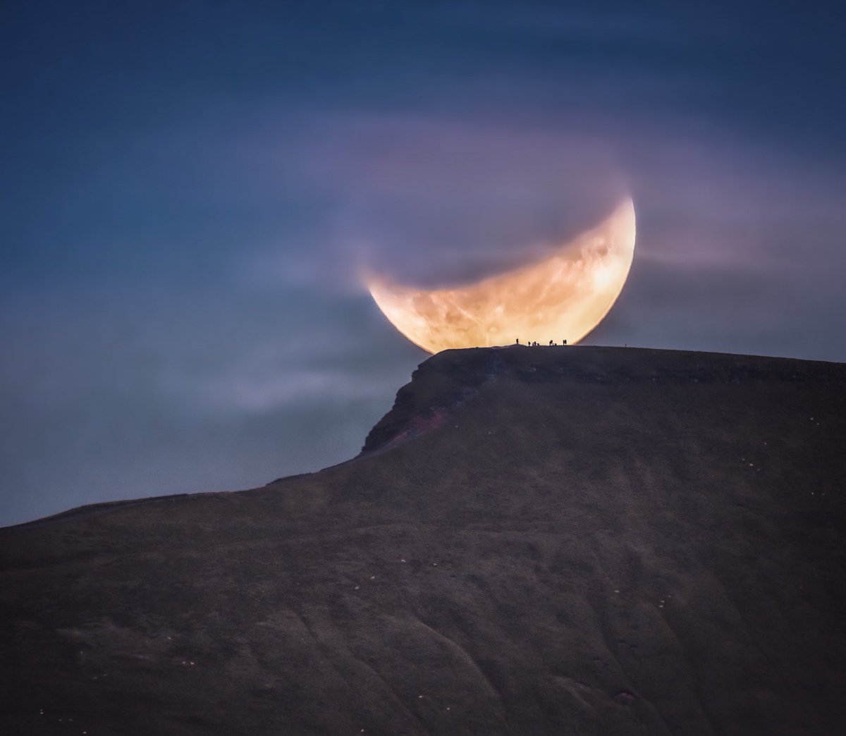 harplington's tweet photo. This was the next frame of the moon shots- this time the viewers on Pen y Fan are included!! https://t.co/YOI2NzhFTB