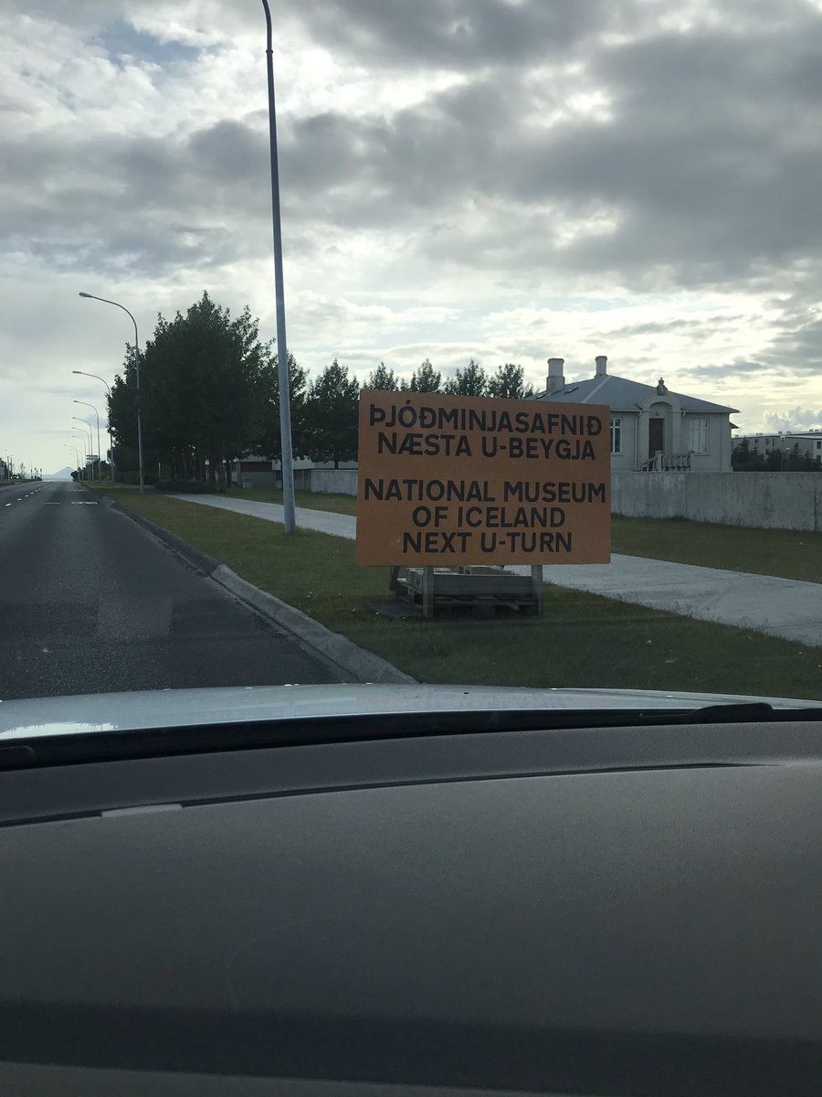 snorrisig24's tweet photo. Framkvæmdir á Suðurgötu og svo virðist sem eitthvað hafa skolast til í þýðingunni. Óíslenskumælandi vegfarendum er því núna bent á að finna einhverja aðra u-beygju til að komast að Þjóðminjasafninu. https://t.co/zXvcmtThhh