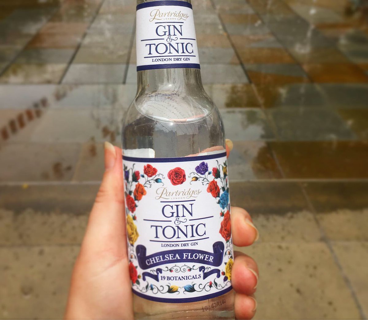 highginx1's tweet photo. Our @filer_claire had an audition in Chelsea today and felt it would be rude to pass @partridgesfoods without stopping in for some Chelsea Flower Gin, one of @BenThapa82’s favourites and our #highginxoftheday! This bouquet of floral botanicals is also available in RTD form-yum! https://t.co/39KWSFtZta
