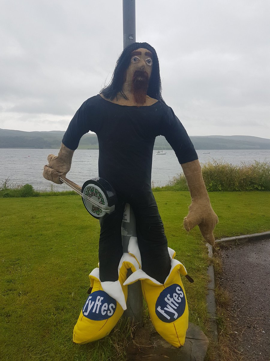 mojo76's tweet photo. This is just tickety boo!
@Billy_Connolly scarecrow style hanging about on the beautiful @secret_coast. #tighnabruaichscarecrows. https://t.co/iMdwhrXXyX
