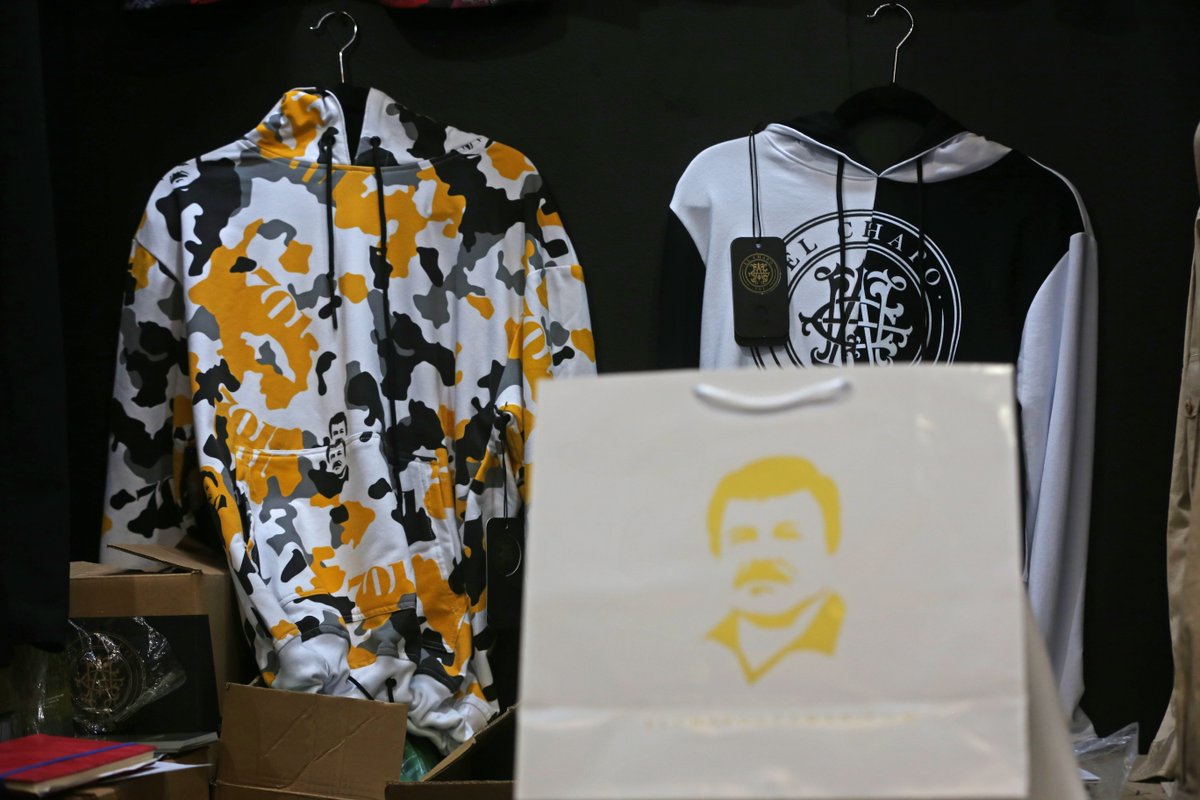 LaCronicaDeHoy's tweet photo. Lanzan en #Intermoda2019 la marca 'El Chapo 701' inspirada en el narcotraficante Joaquín Guzmán Loera; medios locales aseguran que la marca es propiedad de Alejandrina Guzmán, hija del capo sinaloense. La exposición estará en Expo Guadalajara, del 16 al 19 de julio. https://t.co/XAMEe2YBga