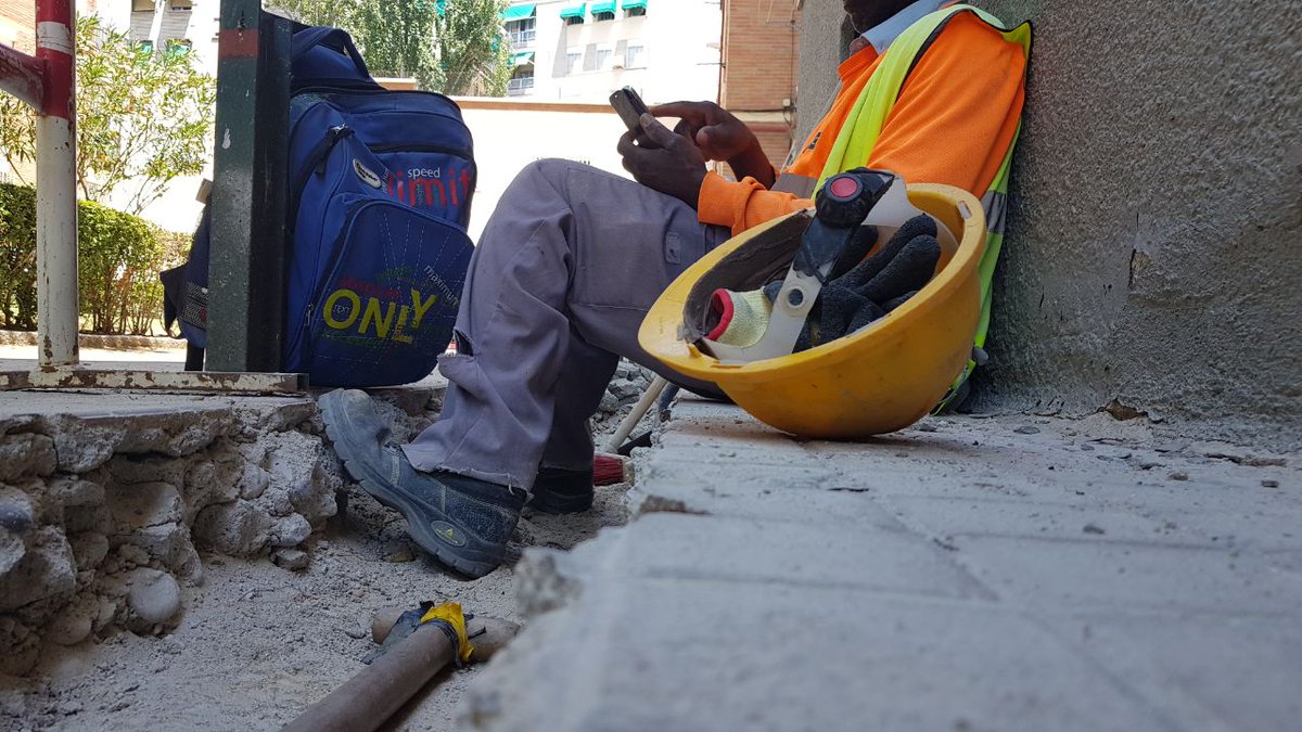 DaniDominguezRo's tweet photo. Hoy he pasado un rato con Alex (no es su nombre real) mientras comía en su hora de descanso del trabajo. Lentejas. Eran las 14:00h y hacía bastante calor incluso en la sombra. Sus dos compañeros de la obra aprovechaban para echar una pequeña siesta en el suelo. https://t.co/Pndumu1n0H