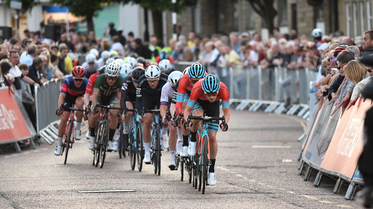 Last Night: #Colne #BikeRacing - in front of a huge crowd, <a href="/MosesTom/">Tom Moses</a> of <a href="/MadisonGenesis/">MadisonGenesis</a> leads out the sprint for his teammate <a href="/jonmould91/">Jon Mould</a> 

Results: velouk.net/2019/07/16/res… #teamwork

#Bostockthirdwheel