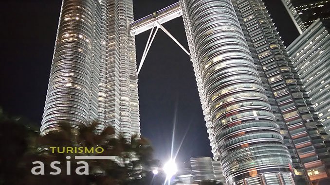 AsiaTurismo's tweet photo. La vida nocturna en Kuala Lumpur, un momento de relax en nuestra aventura en Malasia - https://t.co/pZoWCHbZt2
#nightlifeKL #KualaLumpur #Malasia #vidanocturna #KL #KLnight https://t.co/39dxoEMLE9
