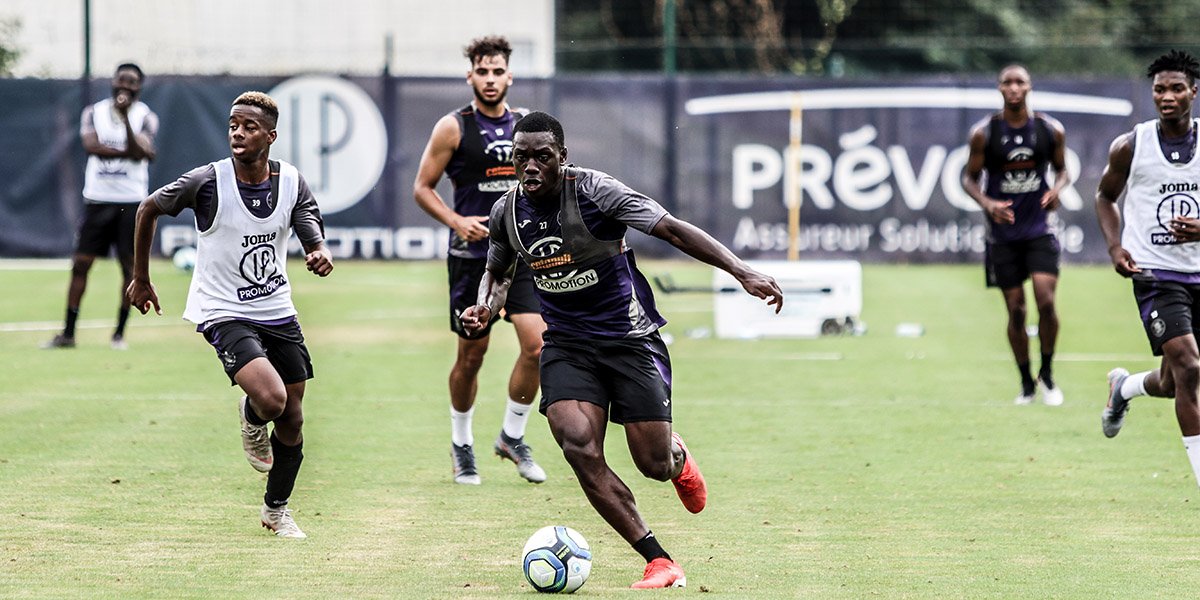 ToulouseFC's tweet image. ⚠️ @LeTour s'élançant demain depuis le parvis du Stadium, l'entraînement des Violets ne pourra être ouvert au grand public comme c'est le cas habituellement.

Bonne 12ème étape, depuis notre chère Ville rose, à l'ensemble des coureurs 🙂

→ tfc.info/fr/lentraineme…

#TDFToulouse