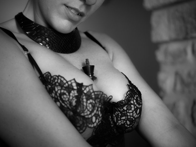 Une partie d'&eacute;chec ? ♟️ J'ai gagn&eacute; ! Quand une princesse prend le Roi, m&eacute;fies toi ! 👑 RT et like en masse<a href="/tag/lingerie"class="tags"><span>#lingerie</span></a><a href="/tag/sexy"class="tags"><span>#sexy</span></a><a href="/tag/blackandwhite"class="tags"><span>#blackandwhite</span></a><a href="/tag/girlsoftwitter"class="tags"><span>#girlsoftwitter</span></a>