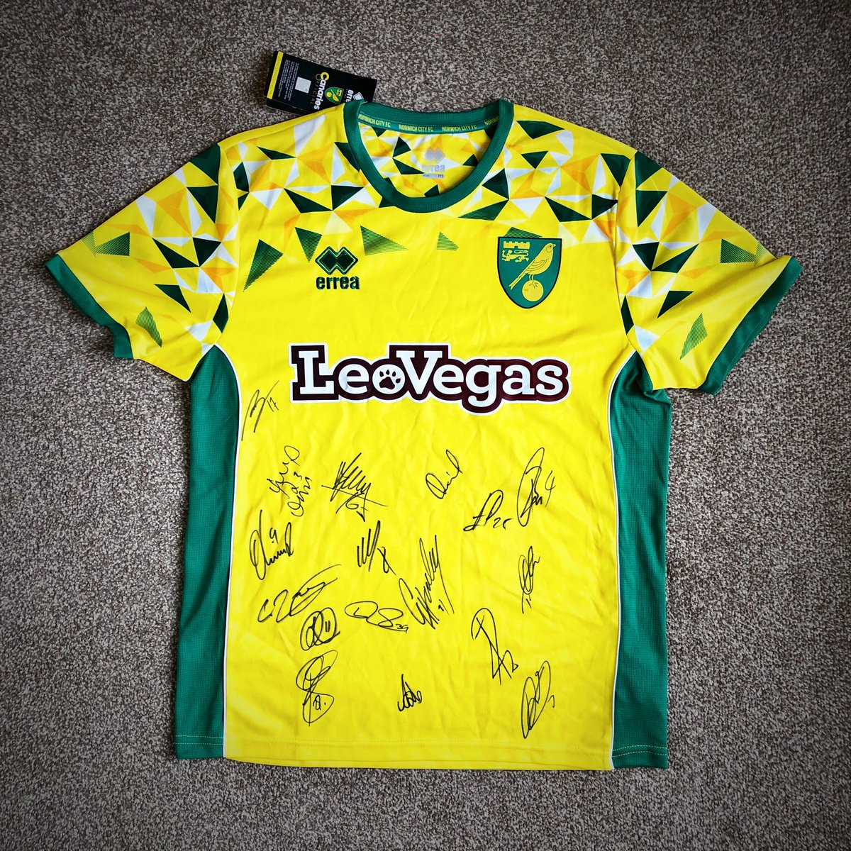 TalkNorwichCity's tweet image. ⭐️ COMPETITION TIME! ⭐️ 

WIN *this #NCFC shirt* signed by that incredible title winning side! 🏆

To enter: RT + follow us &amp;amp; @bigctweets. Winner will be announced on Saturday! 👀

Good luck! 🍀
