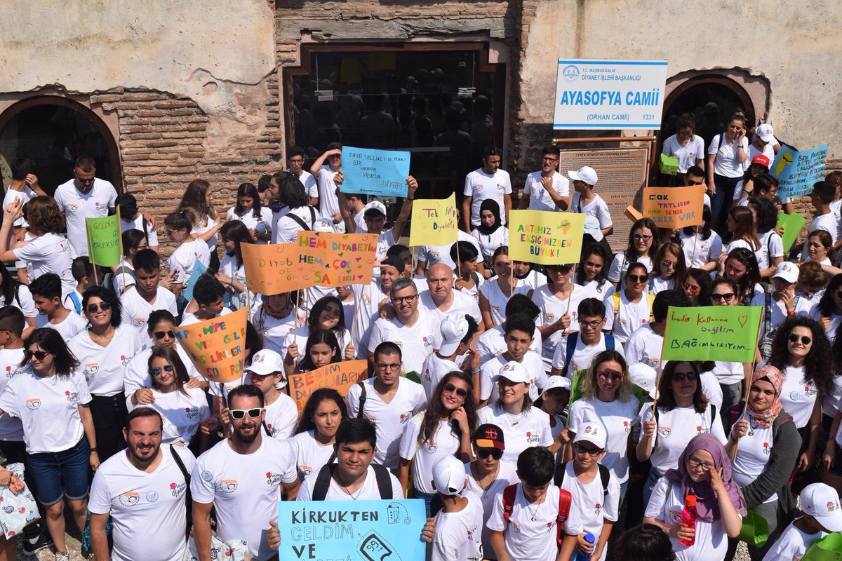 “Tip 1 diyabetliyiz. Hasta değiliz”, “ “Sensörler gelsin, acımız dinsin”, “Arkadaşım diyabet”. Arkadaşım Diyabet İznik Farkındalık Yürüyüşü’nden kareler.