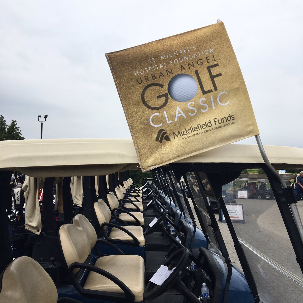 bfbdesign's tweet photo. 2019 St. Michael’s Hospital Urban Angel golf event all set up. Cart Flags
.
.
.
#golf #golfevent #signage #branding #banners #outdoorbanners #cartflags #marketing #event #eventmarketing https://t.co/DaSbK7qIWL