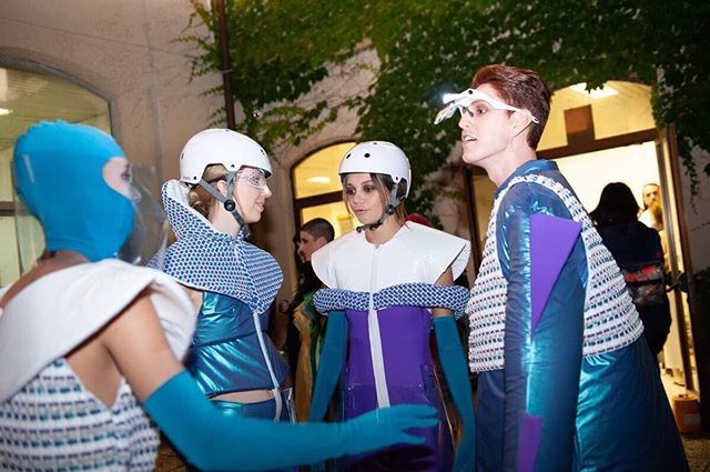 FUTUR IS. Dietro le quinte le creazioni dei ragazzi dell’Istituto Modartech, prima di andare in passerella ✨💣
.
.
 #fashiongraduateitalia #piattaformamoda #basemilano #fgi2019 #fashionweek #potd #tbd #design #fashion #milano #fashionschool #fashionev… ift.tt/2Smu9uo