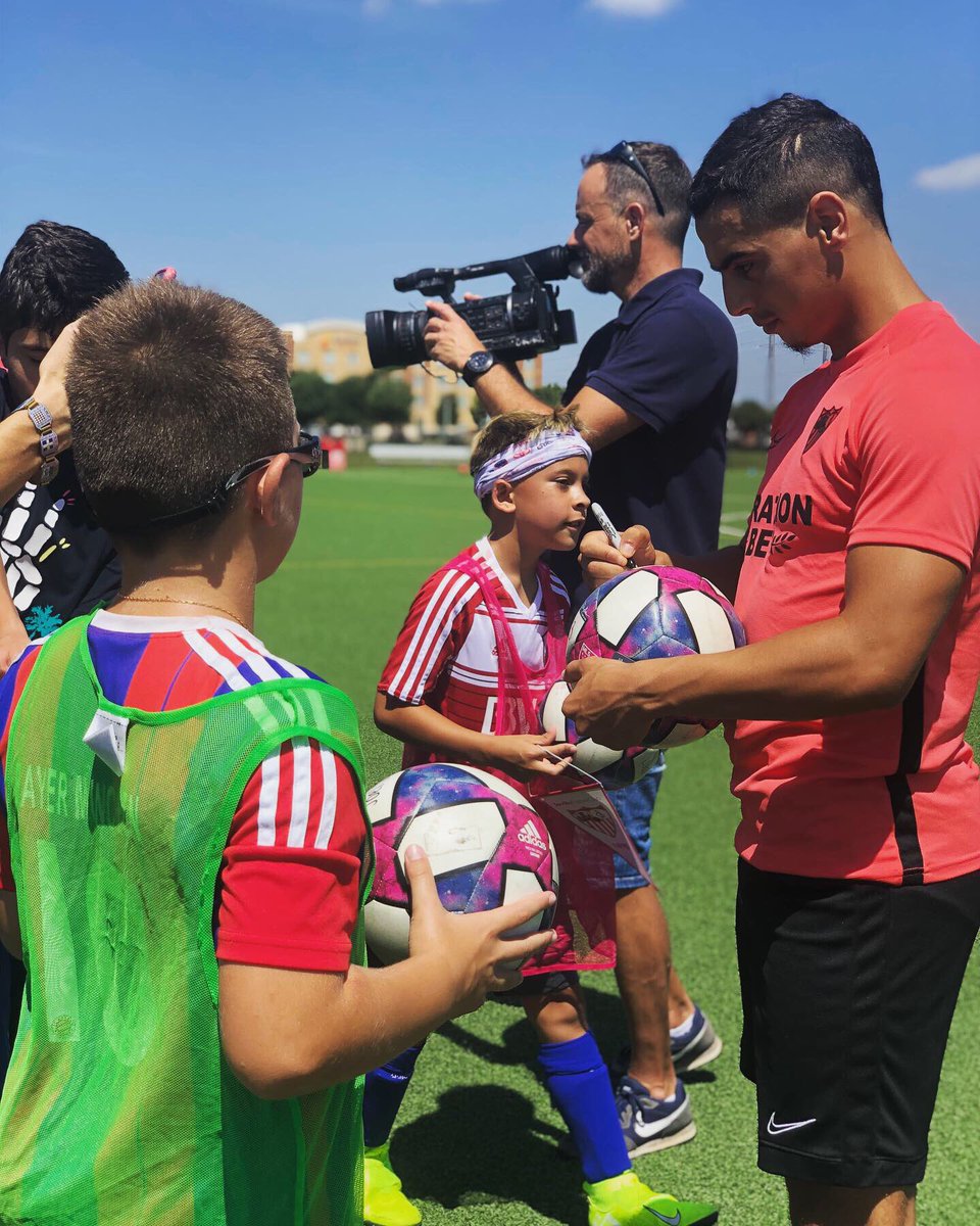 FCDCamps's tweet photo. JPD campers had a surprise visit from a few @SevillaFC_ENG ! Thank you guys for playing and hanging out with us!🤩 https://t.co/dSR6R4fX4i