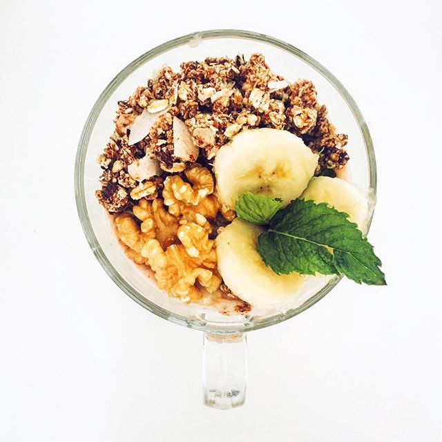 GCurrao's tweet photo. Yogurt bianco #zymil senza lattosio, fichi, frutti di bosco, noci, granola con fave di cacao e cocco, banane e menta #cleanfood #foodlover #foodgasm #foodiefeature #foodpic #eat #tasty #hungry #yum #eeeeeats #lunch #foodpics #foodblogger #foodphotography… https://t.co/l0B9ZnCzOk https://t.co/awu02c5IWv