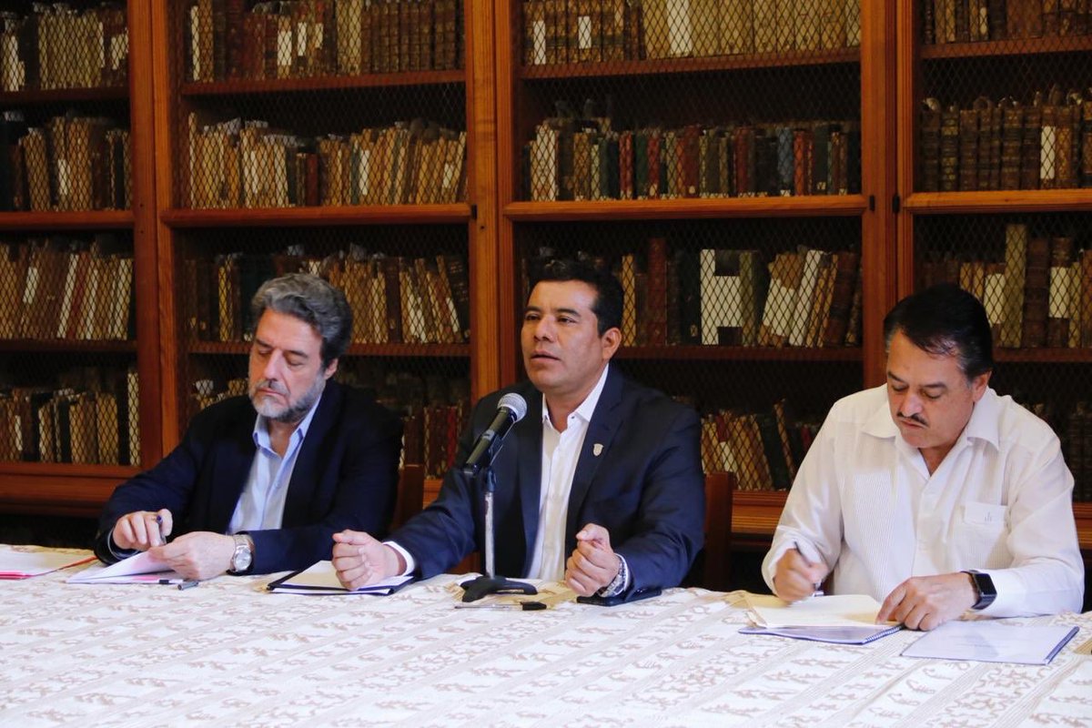 Bautistaeduardo's tweet photo. En diálogo con autoridades ⁦@UABJO⁩ Aprecio presencia del subsecretario ⁦@LucianoConchier⁩ y diputado ⁦⁦@FematAlfredo⁩ por debatir presente y futuro de las universidades públicas en la transformación ⁦@SEP_mx⁩ ⁦@Mx_Diputados⁩ @comunica_UABJO⁩ https://t.co/3XhOVucXq2