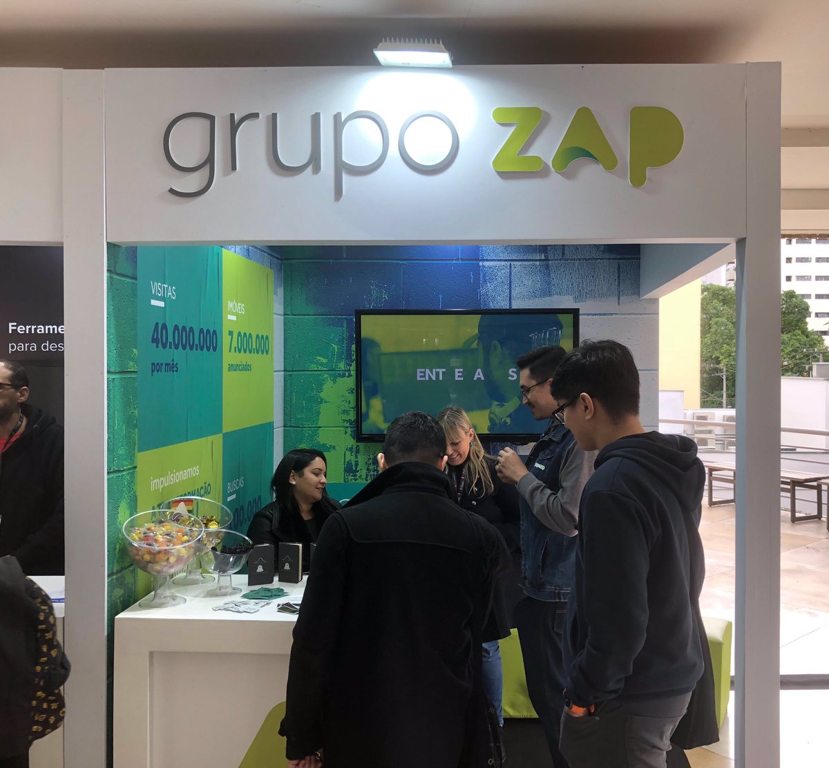 TechGrupoZAP's tweet photo. Galera estamos no @TheDevConf 
Nosso stand está AWESOME!!!
#grupozap #TDC2019 https://t.co/8Xi8wOaPw3